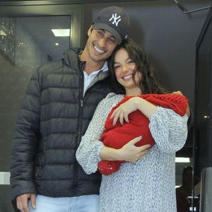 2018: no dia 20 de novembro, Isis Valverde deixava a maternidade com seu filho Rael e o ex-marido