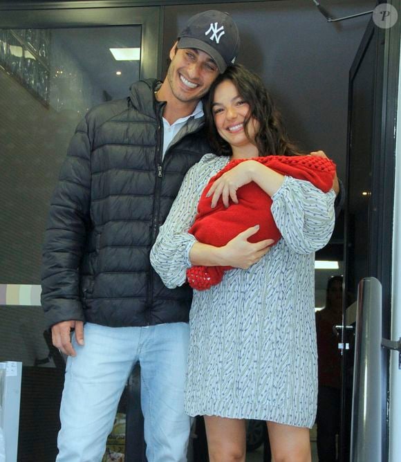 2018: no dia 20 de novembro, Isis Valverde deixava a maternidade com seu filho Rael e o ex-marido