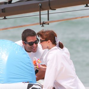 Afonso aparece com cabelo em gravação de ‘Vale Tudo’, o que indica uma cura da leucemia