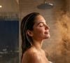 O perfume que marcou os anos 1970 voltou a chamar atenção graças à releitura sofisticada da embalagem e ao aroma floral que remete ao conforto do pós-banho