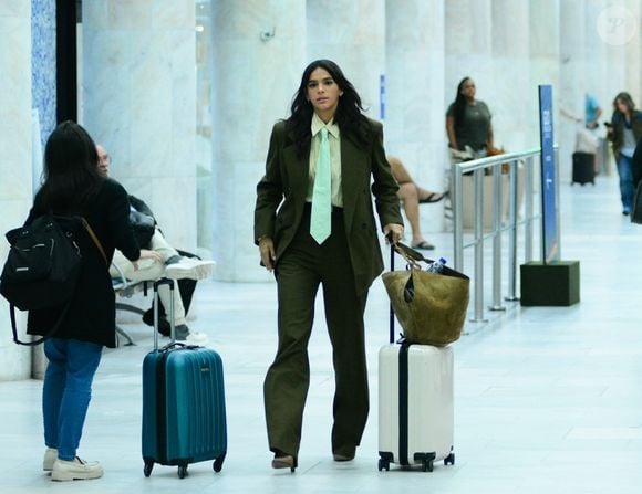 O mix entre conforto e sofisticação ficou evidente, com muitos moletons de grife, conjuntos monocromáticos, calças largas e acessórios bold.