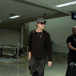 Shawn Mendes respondeu que estava "tudo certo", sem dar mais detalhes da data ou do namoro