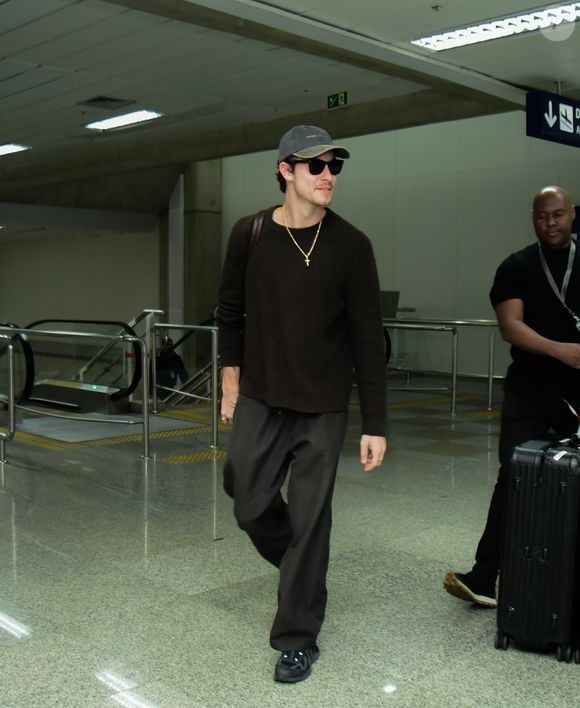 Shawn Mendes respondeu que estava "tudo certo", sem dar mais detalhes da data ou do namoro