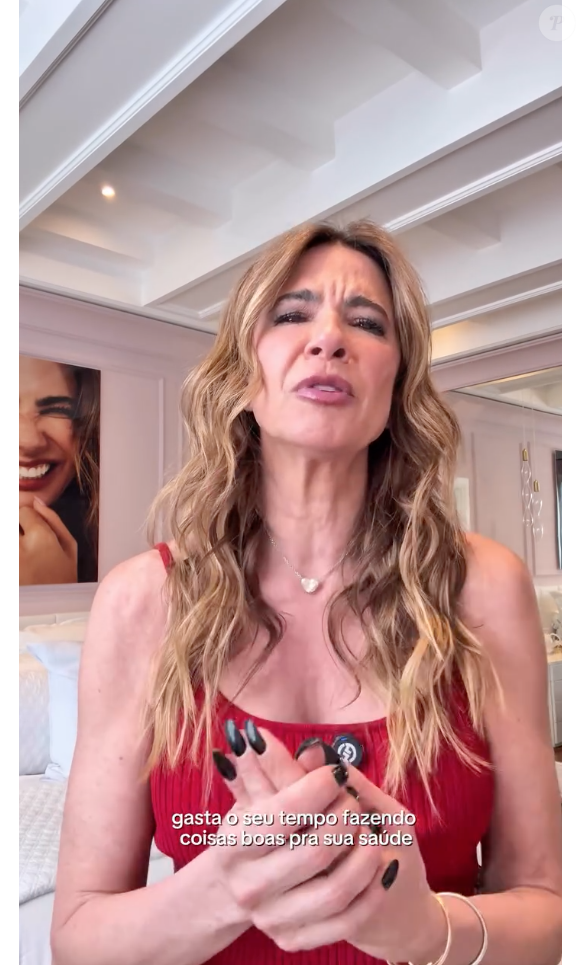 "Você que é novinha, gaste seu tempo fazendo coisas boas para sua saúde, curtindo seus amigos, passeando. Colágeno você tem não precisa colocar mais", alertou Luciana Gimenez
