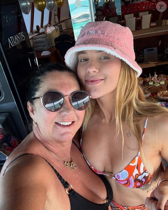 Outra publicação destacava: “Fama não é desculpa para esquecer prioridades. Virginia escolher se rainha de bateria”. Em um segundo post, com curtida de Margareth, o tom era semelhante: “Ela escolheu o brilho, mas esqueceu da base”.