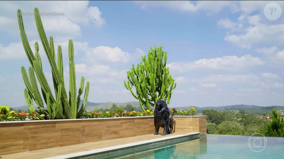Mansão de Maiara e Maraisa possui uma piscina de borda infinita com uma vista de tirar o fôlego