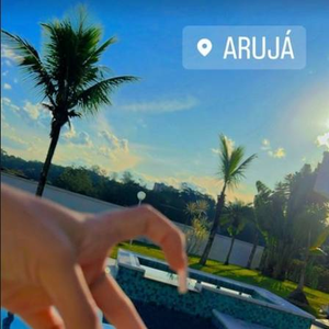 Mansão de Melody traz um jardim repleto de palmeiras