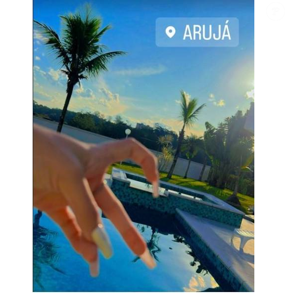 Mansão de Melody traz um jardim repleto de palmeiras