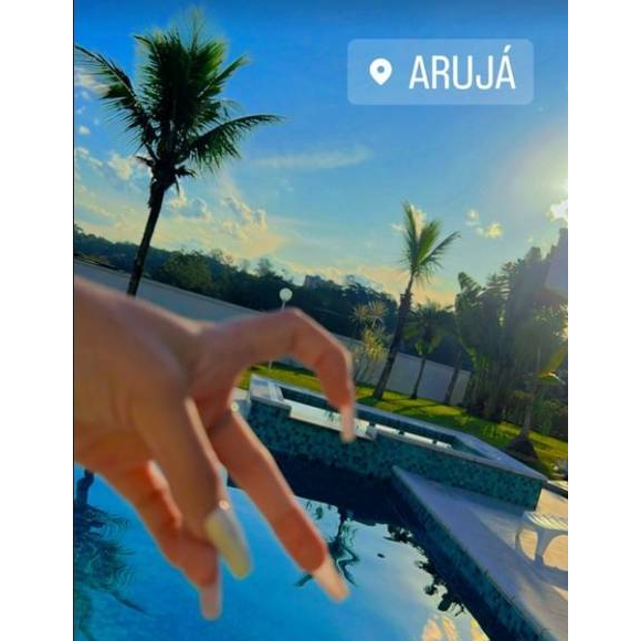 Mansão de Melody traz um jardim repleto de palmeiras