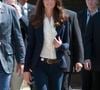 Kate Middleton aposta no jeans cigarette com salto alto e blazer ajustado — combinação certeira que une sofisticação urbana e silhueta dos anos 80.