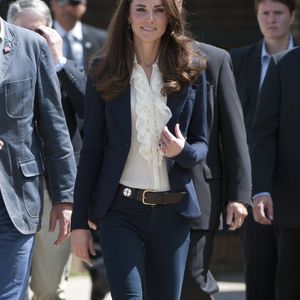 Kate Middleton aposta no jeans cigarette com salto alto e blazer ajustado — combinação certeira que une sofisticação urbana e silhueta dos anos 80.