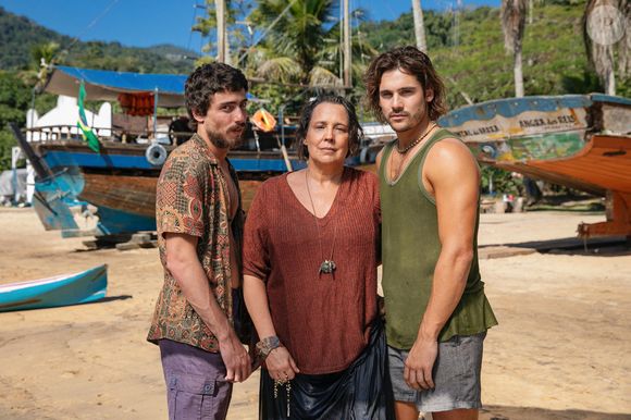 Moema (Ana Beatriz Nogueira) é tia de Rudá (Nicolas Prattes), Iberê (Jaffar Bambirra) em 'Mania de Você'