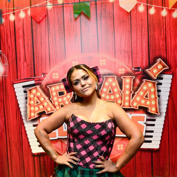 Camila Loures apresenta normalmente o produto - até que o vídeo é interrompido para que ela faça propaganda de jogos