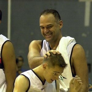 Em 2002, Oscar Schmidt realizou um sonho ao jogar pela primeira vez ao lado do filho Filipe, então com apenas 16 anos, em uma partida do Flamengo contra Mogi