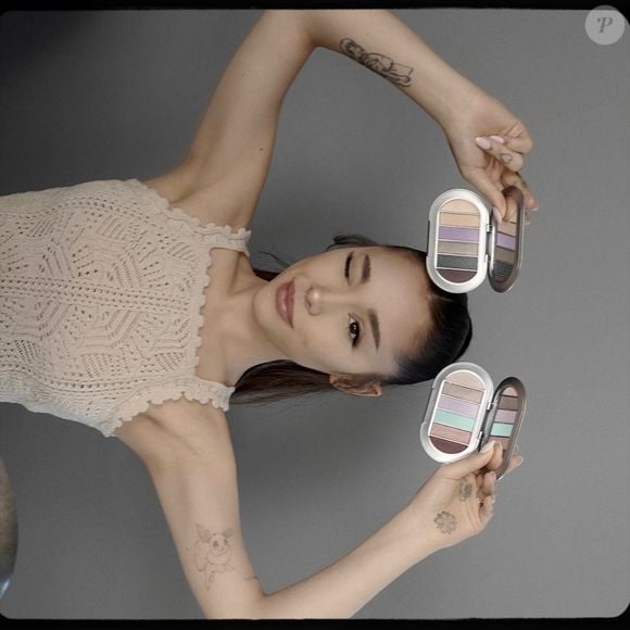 Ariana Grande também lançou sua própria linha de maquiagens e cosméticos