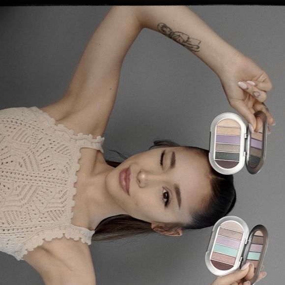 Ariana Grande também lançou sua própria linha de maquiagens e cosméticos