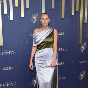 Erin Foster no tapete vermelho do Emmy 2025