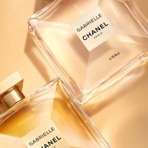 Existem algumas versões do perfume Gabrielle, da Chanel, como o Tradicional e o Essence.