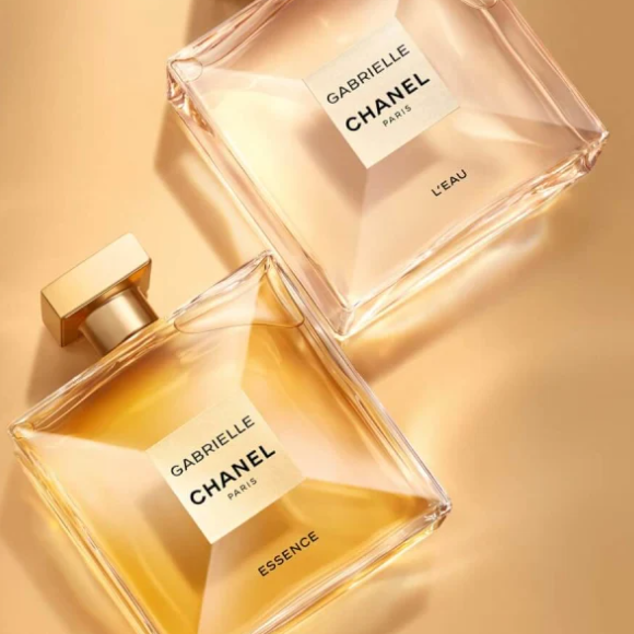Existem algumas versões do perfume Gabrielle, da Chanel, como o Tradicional e o Essence.
