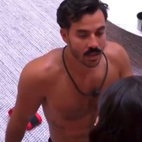 'BBB 25': Na sequência, Mateus disse: 'Posso falar uma parada? Porque toda vez que a gente conversa, você me interrompe várias vezes, é que você não percebe'.