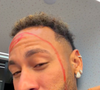 Logo depois, Neymar mostrou mais detalhes de sua maquiagem e brincou com o fato da filha ter aprontado