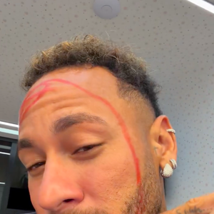 Logo depois, Neymar mostrou mais detalhes de sua maquiagem e brincou com o fato da filha ter aprontado