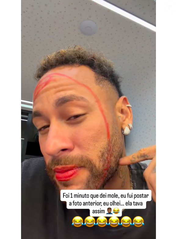 Logo depois, Neymar mostrou mais detalhes de sua maquiagem e brincou com o fato da filha ter aprontado