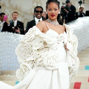 Em homenagem a Karl Lagerfeld, Rihanna surge com visual floral dramático no Met Gala 2023