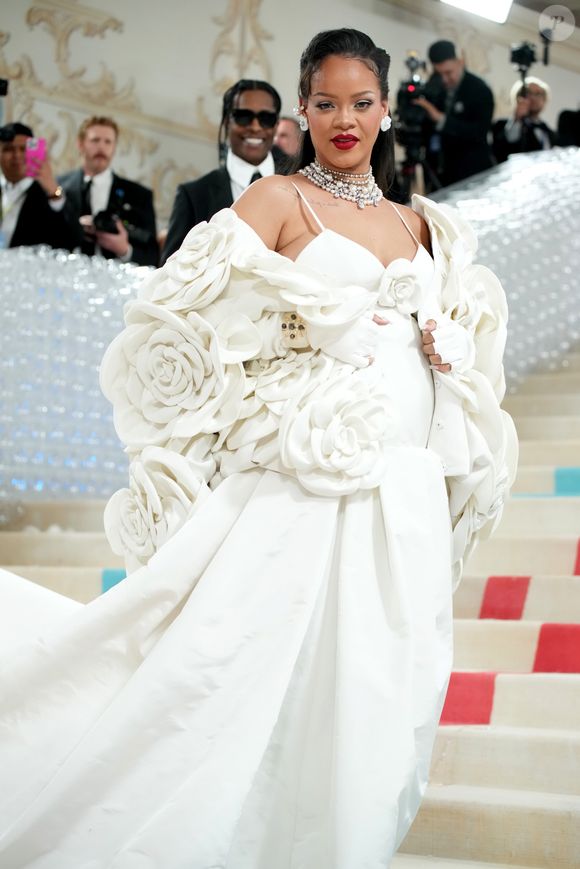 Em homenagem a Karl Lagerfeld, Rihanna surge com visual floral dramático no Met Gala 2023