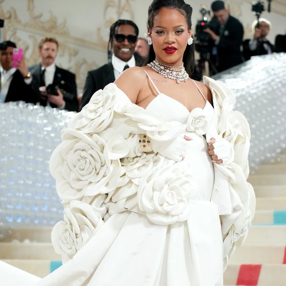 Em homenagem a Karl Lagerfeld, Rihanna surge com visual floral dramático no Met Gala 2023