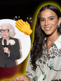 Bruna Marquezine exibe sorrisão e estilo casual chic para prestigiar Fernanda Montenegro em pré-estreia de 'Vitória'