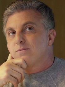 Contratos de R$ 109 milhões, falsa venda do banco Master, avião emprestado, pós-show de Madonna, pizza com Ronaldo Fenômeno e mais: o teor das conversas dos amigos Luciano Huck e Daniel Vorcaro ao longo de 2 anos. 'Estou com você em qualquer frente'