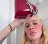 A influenciadora Karoline Lima apostou em uma bolsa que custa cerca de quase R$ 2 mil, de acordo com a cotação atual.