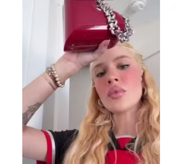 A influenciadora Karoline Lima apostou em uma bolsa que custa cerca de quase R$ 2 mil, de acordo com a cotação atual.
