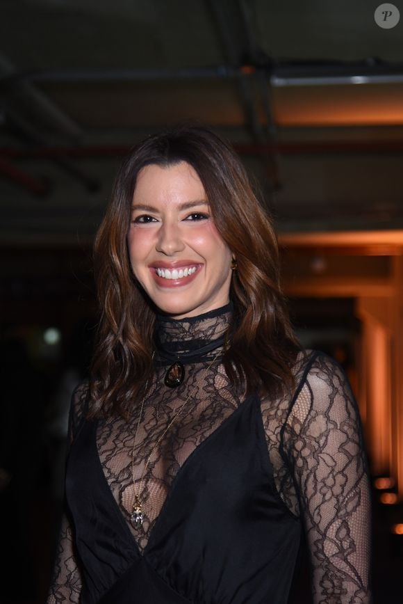 Camila Coutinho optou por slip dress preto de renda, unindo romantismo e sensualidade em um visual sofisticado