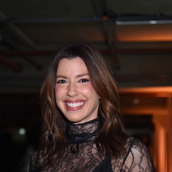 Camila Coutinho optou por slip dress preto de renda, unindo romantismo e sensualidade em um visual sofisticado