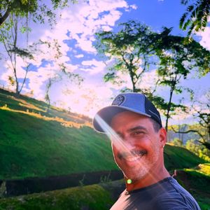 "A gente vive nessa busca de se entender, de se compreender, de tentar descobrir quem a gente é de verdade", disse André Marques nas redes sociais