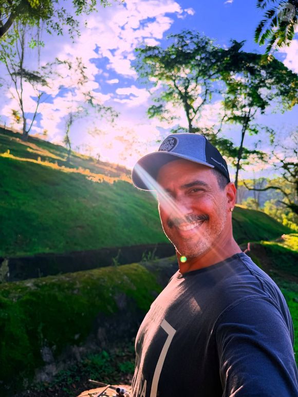 "A gente vive nessa busca de se entender, de se compreender, de tentar descobrir quem a gente é de verdade", disse André Marques nas redes sociais