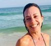 Joyce em 'História de Amor', Carla Marins posa de biquíni aos 56 anos e corpo trincado choca a web: 'Ultrapassando o limite'