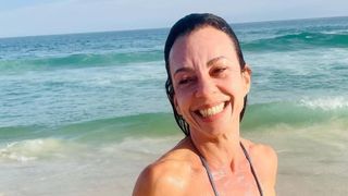 Joyce em 'História de Amor', Carla Marins posa de biquíni aos 56 anos e corpo trincado deixa web passada: 'Ultrapassando o limite'