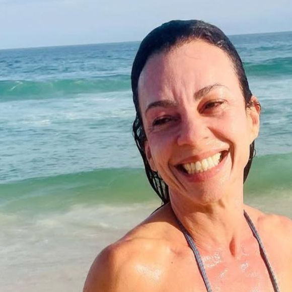 Joyce em 'História de Amor', Carla Marins posa de biquíni aos 56 anos e corpo trincado choca a web: 'Ultrapassando o limite'
