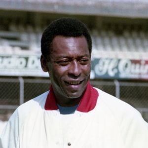 Leilão do violão de Pelé: item raro foi avaliado em R$ 50 mil