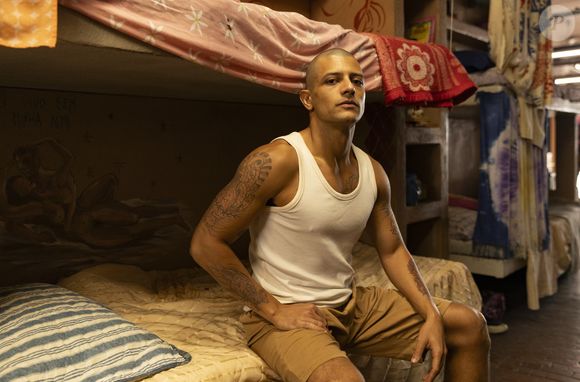 Na série ‘Tremembé’, Cristian Cravinhos (Kelner Macêdo) vive um romance gay e é retratado como um homem que gosta de usar calcinha