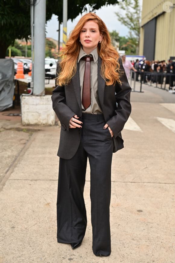 A cantora Carol Biazim também apostou na moda terno + camisa feminina, mas escolheu uma linda gravata para compor seu look