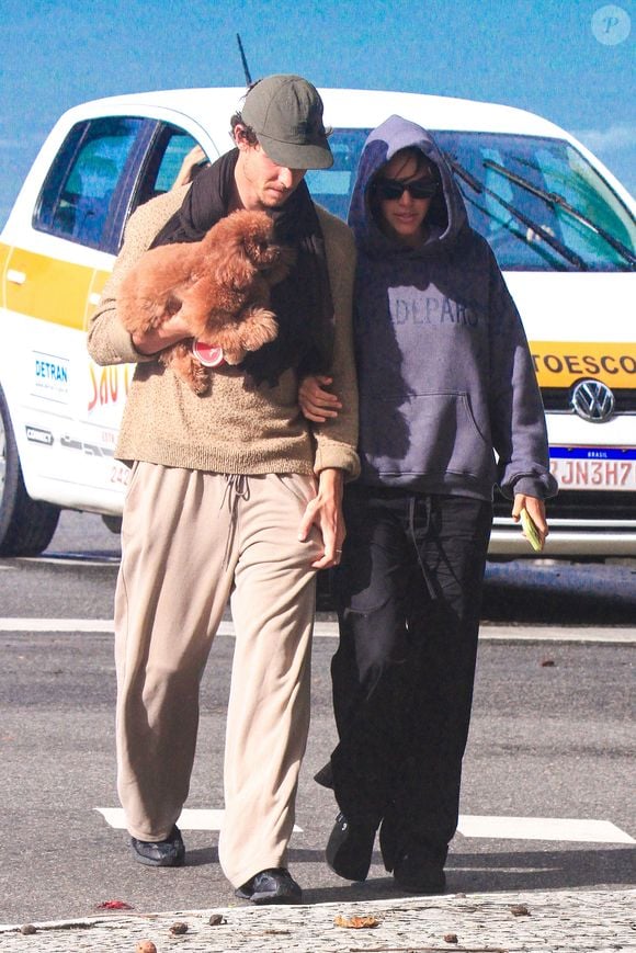 Shawn Mendes segura Chihiro no colo durante passeio com Bruna Marquezine