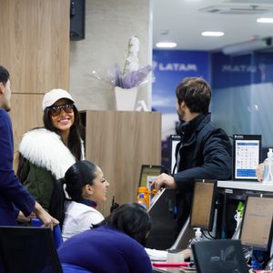 Sabrina Sato elege jaqueta bomber com plumas para viajar com Nicolas Prattes e enfrentar 4°C em novo destino do casal