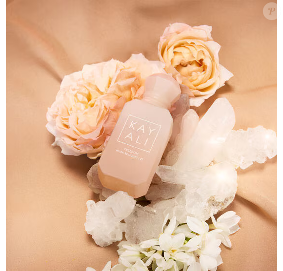 A composição, Freedom Musk Bouquet | 27, traz ylang-ylang, pimenta-rosa e jasmim solar logo nas primeiras notas. Depois, aparecem a rosa turca, o musk de baunilha e ambrette, finalizando com sândalo e o acorde assinatura da Kayali