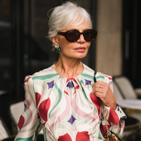 A partir dos 50 anos, existem fragrâncias que rejuvenescem a presença mais do que plástica: 5 perfumes para apostar já no Dia do Perfume