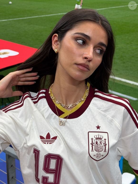 Com camisa da Espanha, pingente com as iniciais 'LY' e declaração emocionante, Inés García Santos celebrou a vitória espanhola e encantou fãs do jovem craque