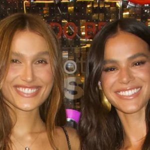 Bruna Marquezine e Sasha Meneghel marcaram mais um capítulo da amizade ao fazerem tatuagens iguais. O registro da sessão foi divulgado pelo tatuador João Klein e ainda contou com a participação de João Lucas
